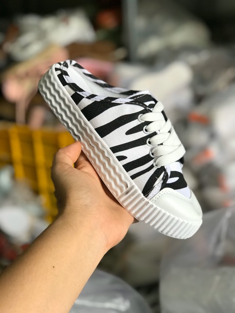 Giày sục nữ sneaker hở gót sọc vằn