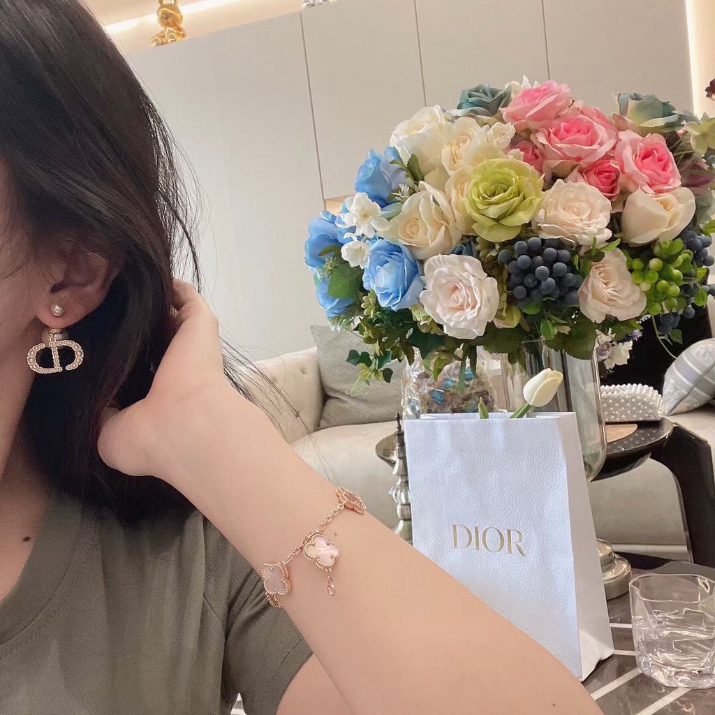 Bông tai ngọc trai Dior CD dành cho nữ Chất liệu đồng thau