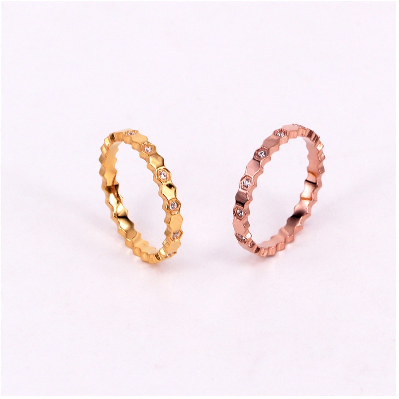 Nhẫn Nữ Titan Ko Đen Kiểu Tổ Ong Đính Đá Nhân Tạo TT 4064