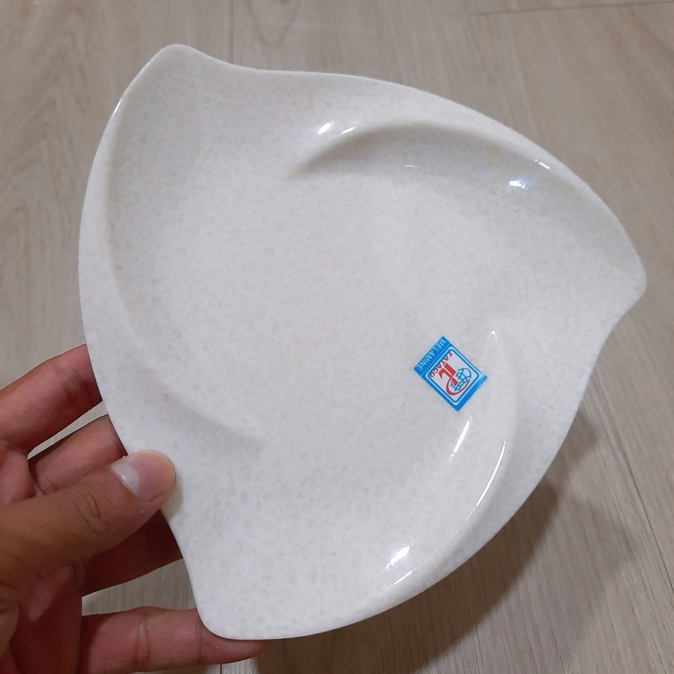 Dĩa Nhựa Tam Giác Vân Đá Kem 27cm