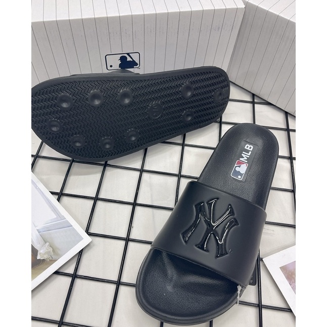 [CHÍNH HÃNG] DÉP NY MLB NỘI ĐỊA HÀN ĐEN LOGO NỔI MÀU ĐEN   - MLB UNISEX NAM NỮ (HÀNG CÓ SẴN) - CÓ BILL MUA HÀNG - PM003