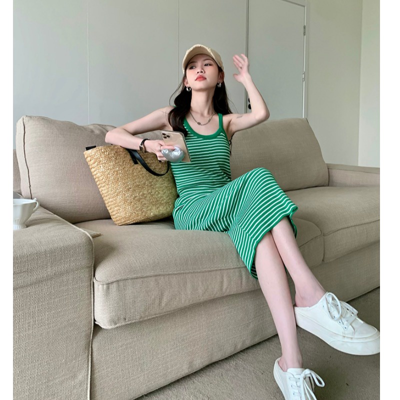 Váy dệt kim hai dây kẻ sọc ngang màu xanh lá ôm body dáng dài style Hong Kong