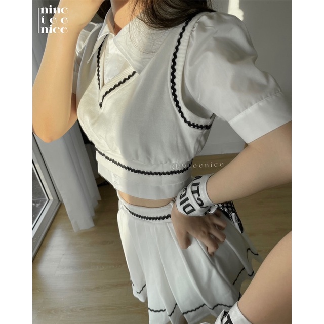 Set áo sơ mi croptop trắng + áo gile + chân váy xoè xếp li + dây nơ - @9teenice