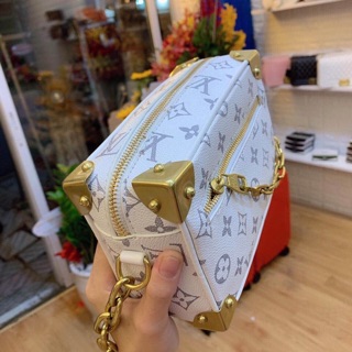 Túi hoa màu trắng