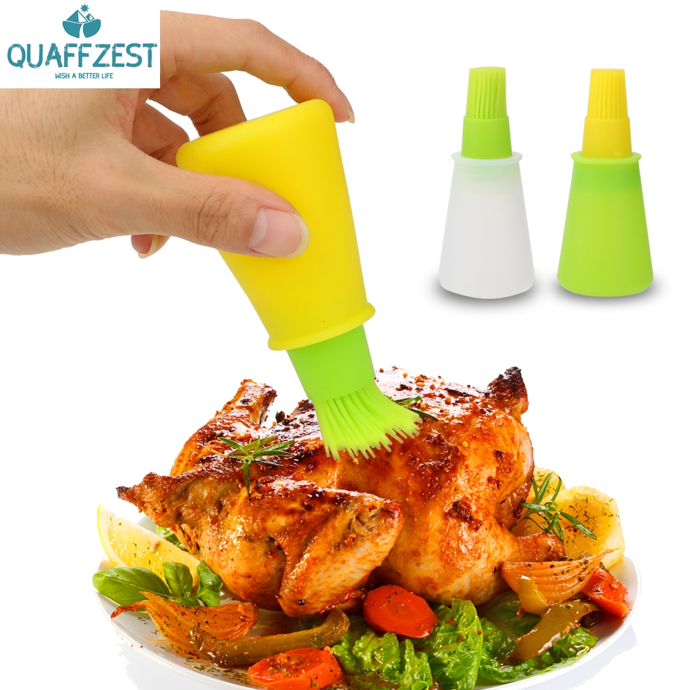Chai đựng dầu bằng silicon có cọ phết tiện lợi cho nhà bếp
