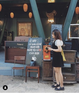 Đầm đen phối kiếng