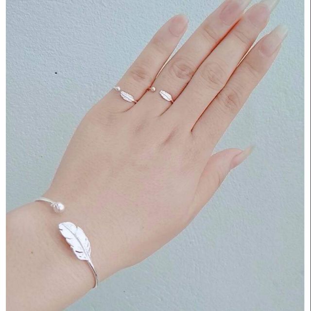 Combo nhẫn lông vũ bạc chuẩn.