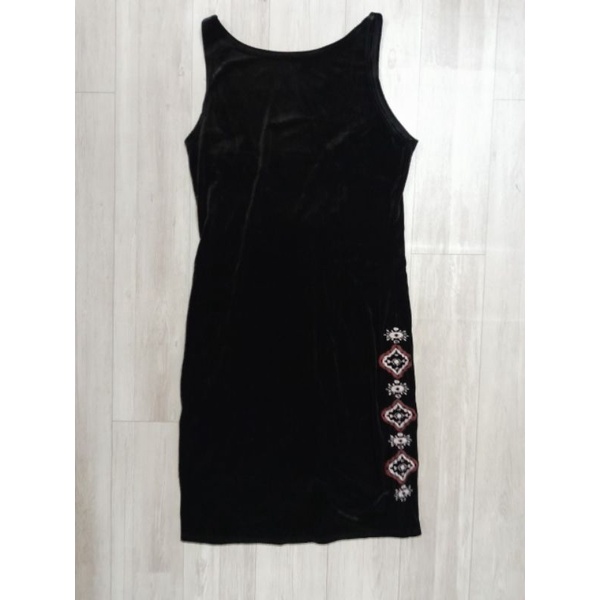 Đầm nhung đen 2s ôm body MANGO vnxk black velvet mini mng dress thêu hoạ tiết hở lưng U cutout sexy xuất khẩu dư xịn