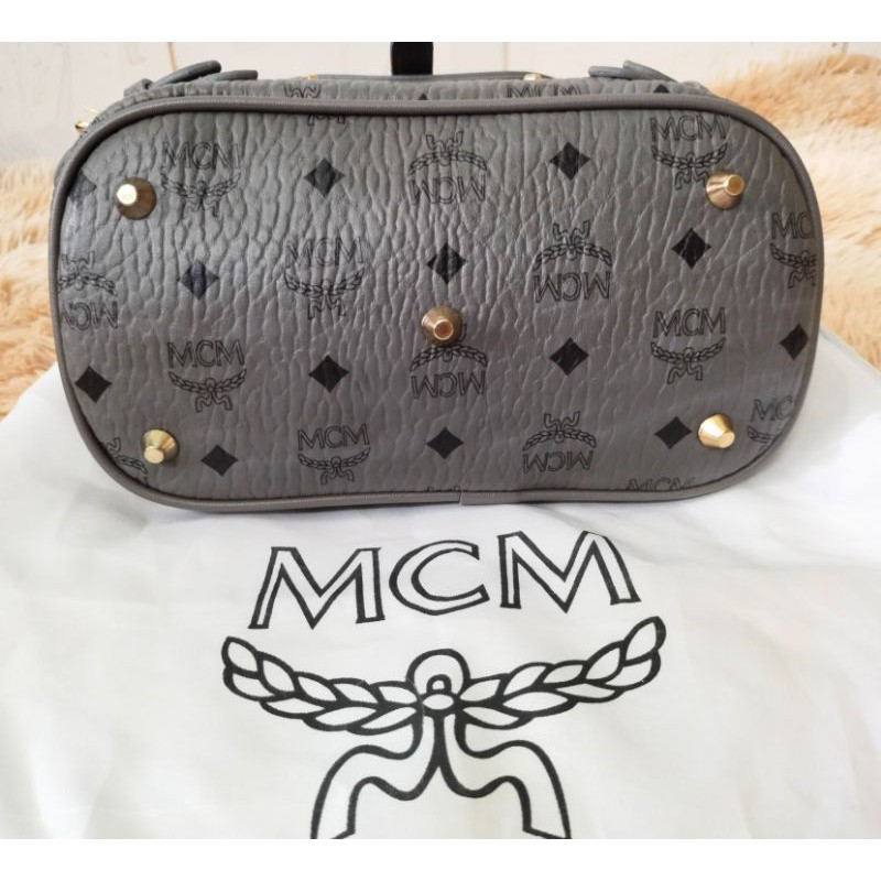 Túi xách tay đeo chéo MCM