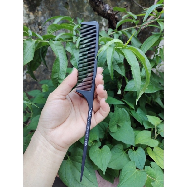 Lược đuôi nhọn chia tóc, rẽ ngôi