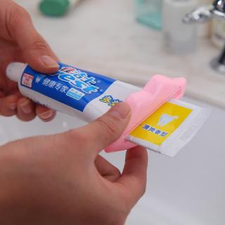 Dụng Cụ Nặn Kem Đánh Răng Hình Đôi Môi