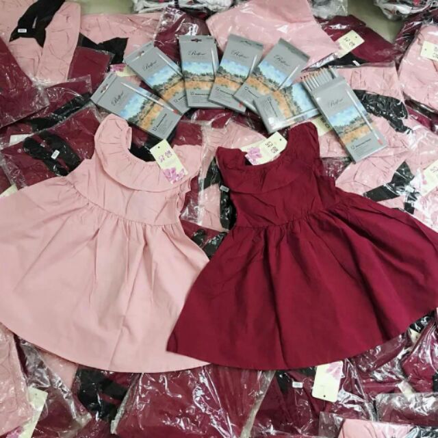 Váy có nơ thắt sau lưng.