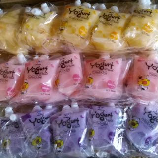 Nước sữa chua 1 bịch 10 gói nhỏ. Có 3 màu