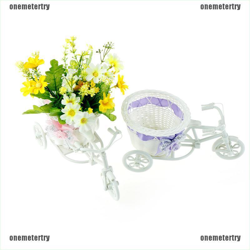 Giỏ xe đạp màu trắng chở chậu hoa trang trí nhà cửa