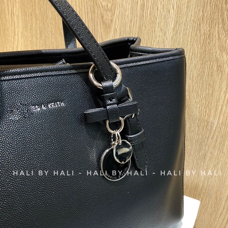 Túi cnk công sở đính kèm charm đựng vừa laptop và a4