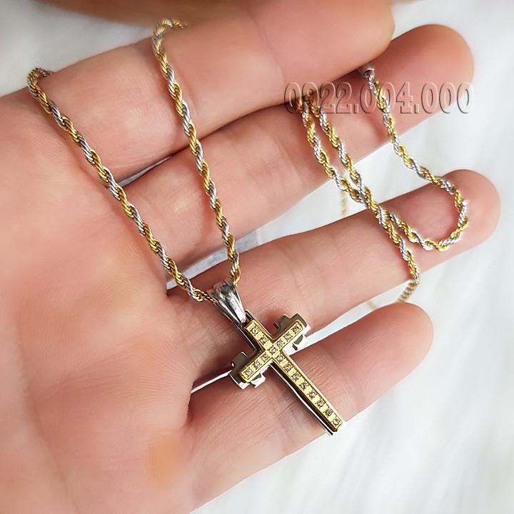 Dây chuyền thánh giá bạc xen vàng.