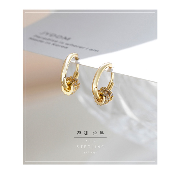 Khuyên tai tròn nhỏ đính đá nhiều cách đeo cho nữ