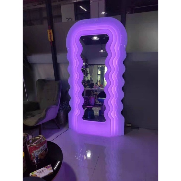 Gương Ultrafragola Ngọc Trinh, gương đổi màu