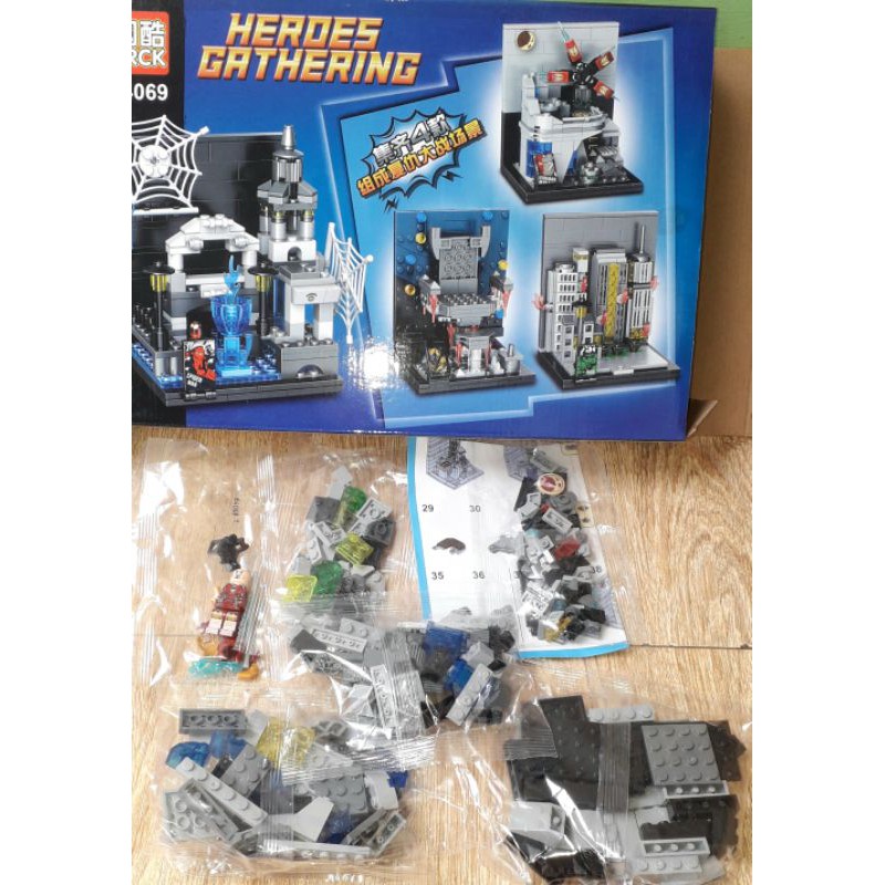 Lắp ráp 1 hộp Lego-Lâu đài Siêu Anh Hùng có nhiều chi tiết bằng nhựa rất đẹp