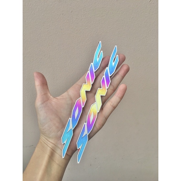 Tem titan chữ nổi Sonic không lo bị phai màu có sẵn keo 3M loại tốt chống bong tróc, làm nổi bật hơn 2 bên lườn xe QU17