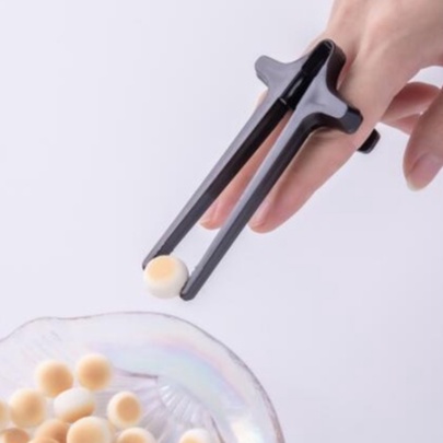 Bộ Đũa Và Kẹp Ngón Tay Giữ Đồ Ăn Nhanh Không Bẩn Chơi Game Cầm Tay Dành Cho Người Lười