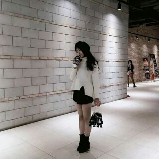 Áo len cổ lọ xẻ tà