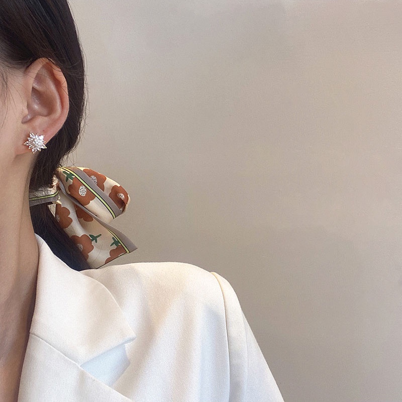 Đôi Bông Tai Hình Hoa Tuyết Đính Đá Thời Trang Cho Nữ