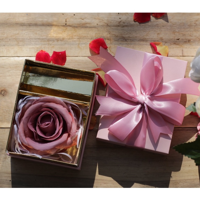 Hộp quà hộp chữ nhật màu hồng nơ hồng có hoa