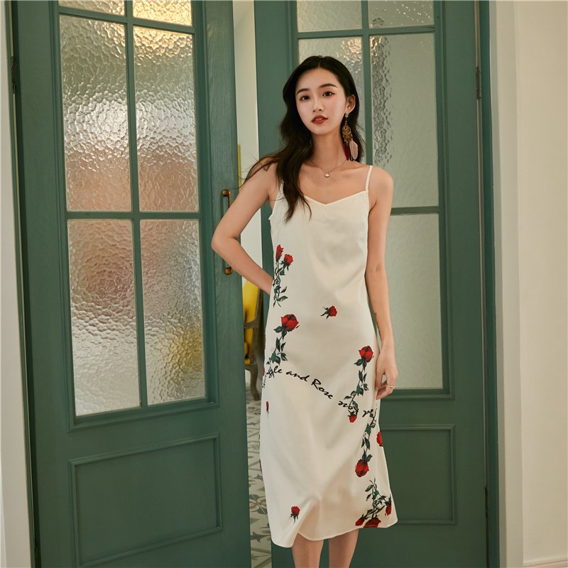 Đầm Lụa Điểm Xuyến Hoa Hồng và Áo Khoác Voan Đỏ- MUOJ - phong cách Retro (kèm hình chụp cận vải trên manocanh)