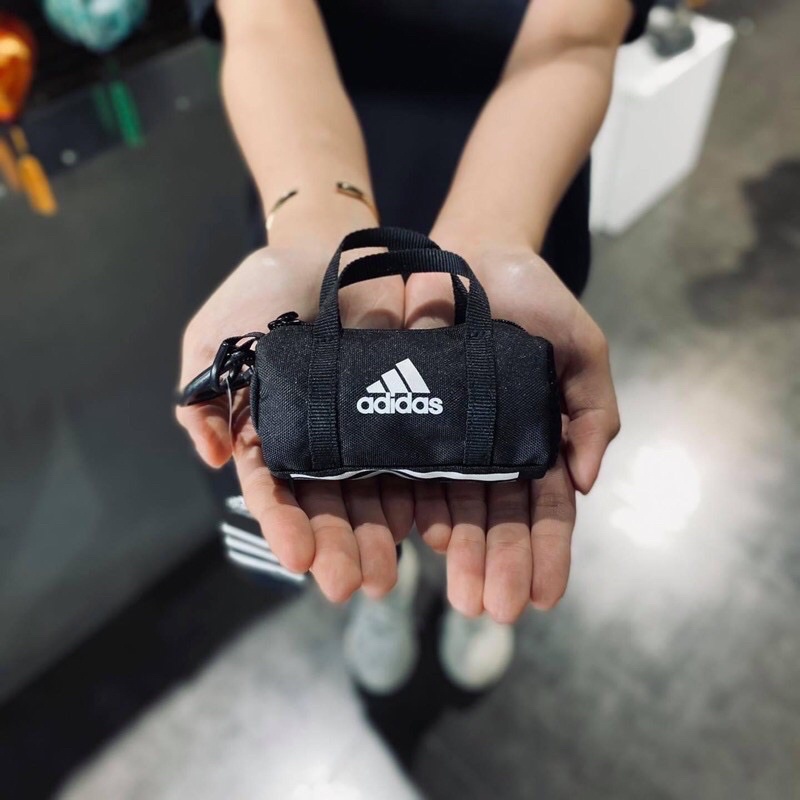 Móc chìa khóa đen Adi.das túi trống thể thao mini Tiny Bag FQ2449