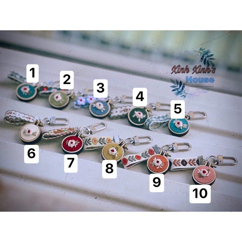 Móc khoá gỗ  thêu tay ROSIE xinh xắn