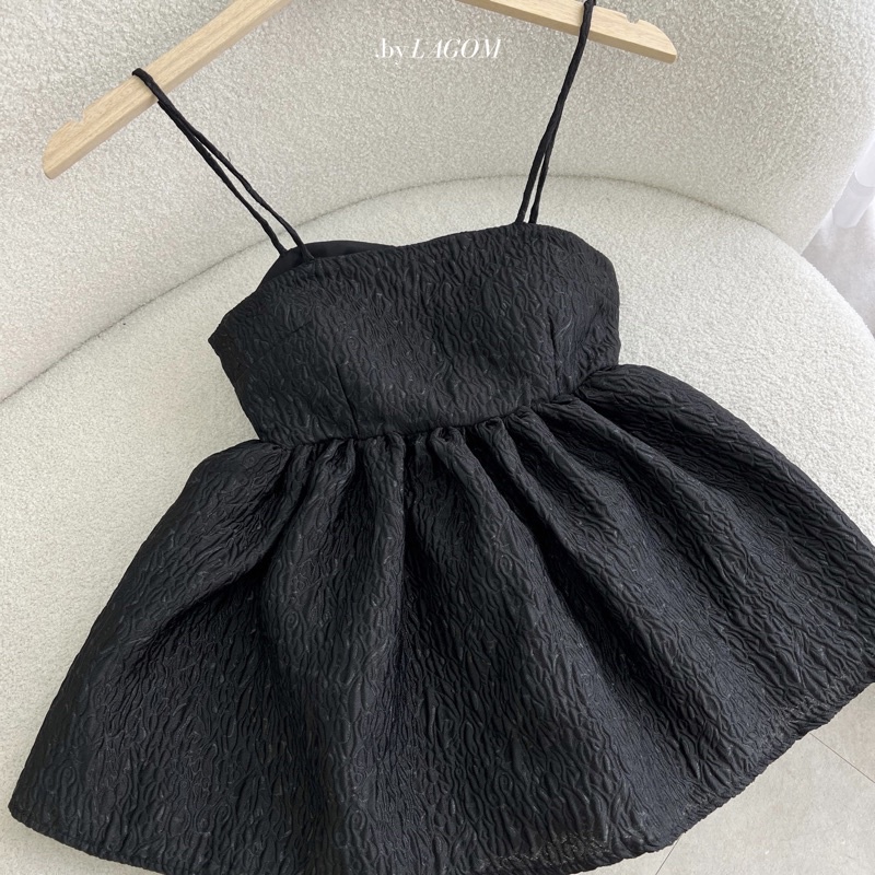LAGOM - Áo 2 dây dáng babydoll hở lưng chất liệu gấm dập hoa