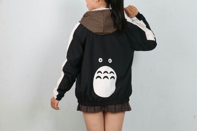 Áo khoác dù totoro in lưng kèm hình thật mẫu chụp