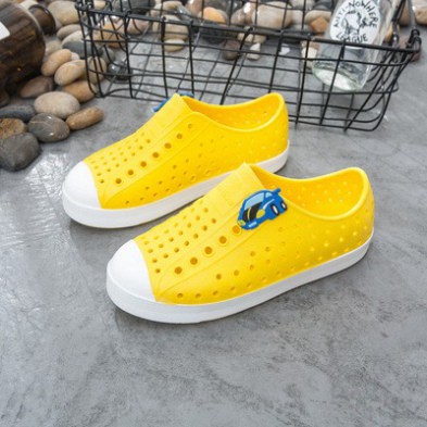 Giày nhựa đi mưa  native cho bé họa tiết vàng chanh xả cực xinh SHINATIVE tặng thêm 2 jibiz
