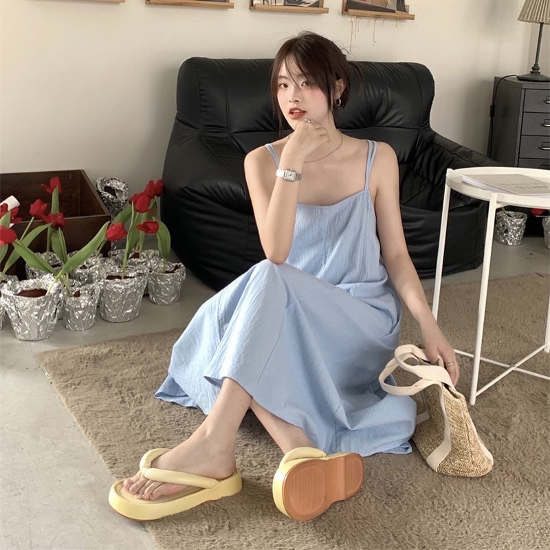 Đầm dài hai dây hở lưng form rộng màu xanh dương