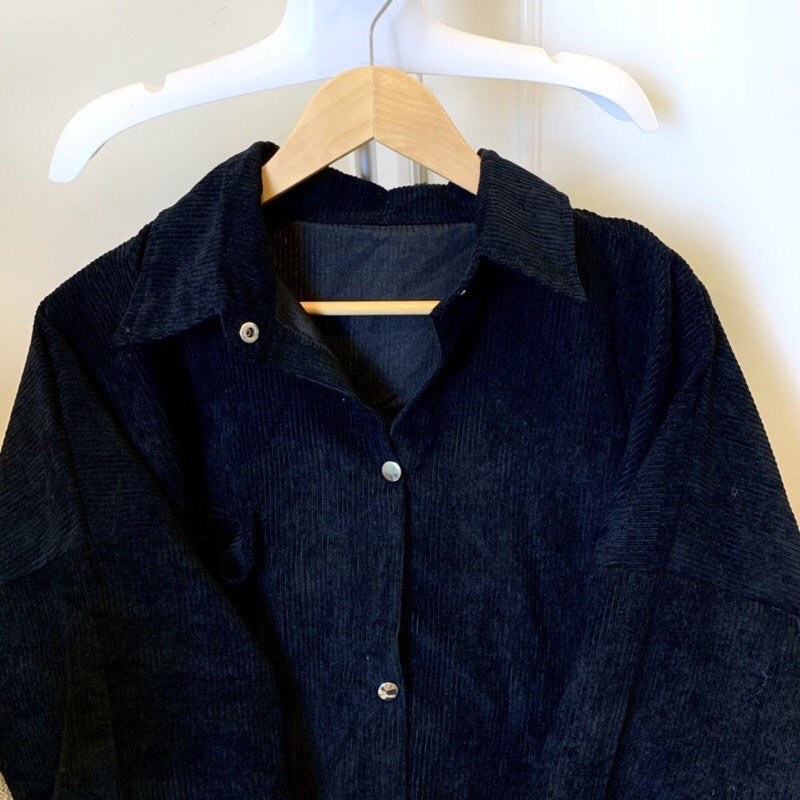 Áo Sơ Mi Nhung Gân Tăm Phối 1 Túi Cúc Bấm Tay Phồng Form Rộng Unisex Nam Nữ Couple Phong Cách Hàn Quốc