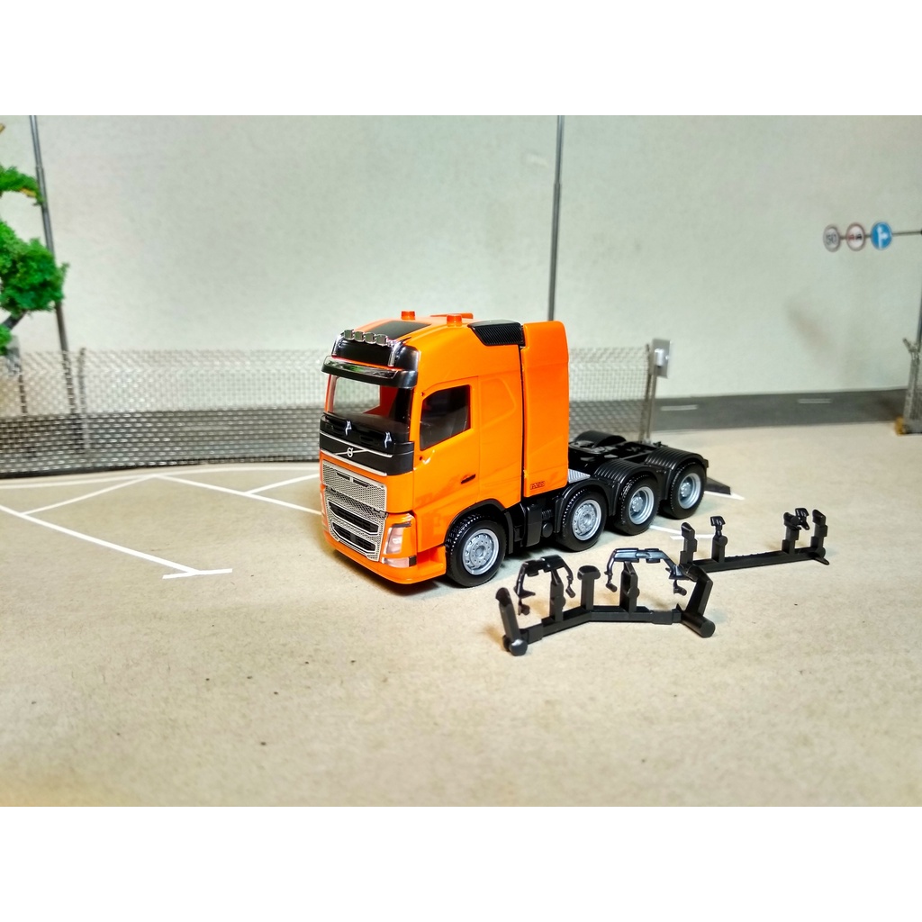 Mô hình xe tải 1:87 Herpa Volvo FH16 8x4