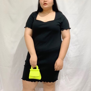 Đầm kiểu dáng ôm body cổ vuông