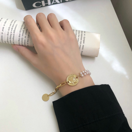 Vòng Tay Chuỗi Hạt Ngọc Trai Phối Mặt Dây Đồng Xu Cho Nữ