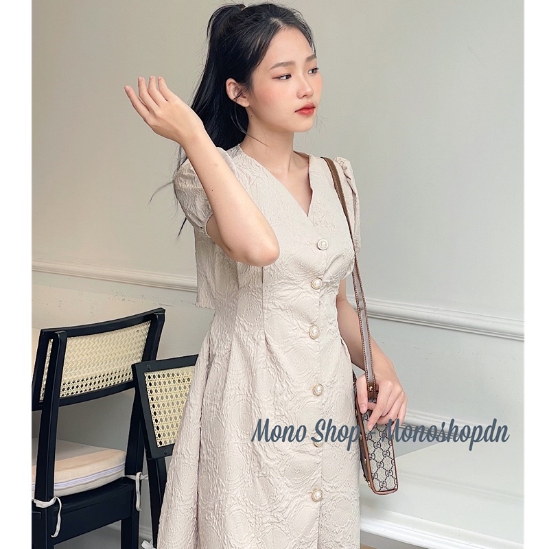 Váy nữ trắng gấm xốp hở lưng dáng xoè, Đầm cổ V hoạ tiết hoa nổi khoét lưng Ảnh thật/ sẵn | BigBuy360 - bigbuy360.vn