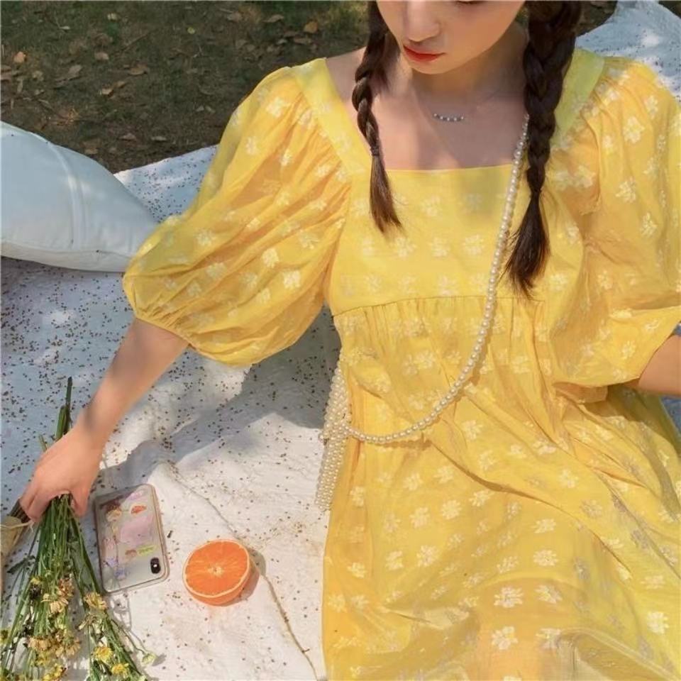 Đầm Tay Phồng Cổ Vuông Họa Tiết Hoa Cúc Phong Cách Retro