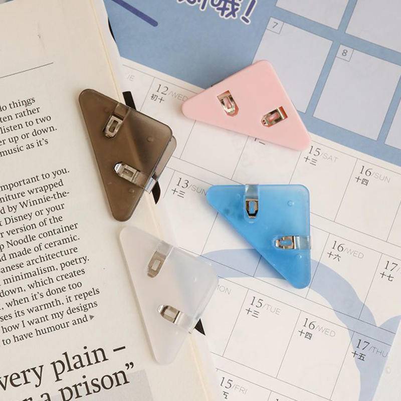 ⭐ iLado ⭐ 【1 PC】 Kẹp tài liệu mini Tam giác kẹp giữ Kẹp Bướm kẹp nhựa Văn phòng phẩm trong suốt nhiều màu màu đặc Học Sinh kẹp giấy đồ dùng học tập Acrylic Tiện Dụng Cho Học Sinh cho trường học văn phòng dễ thương