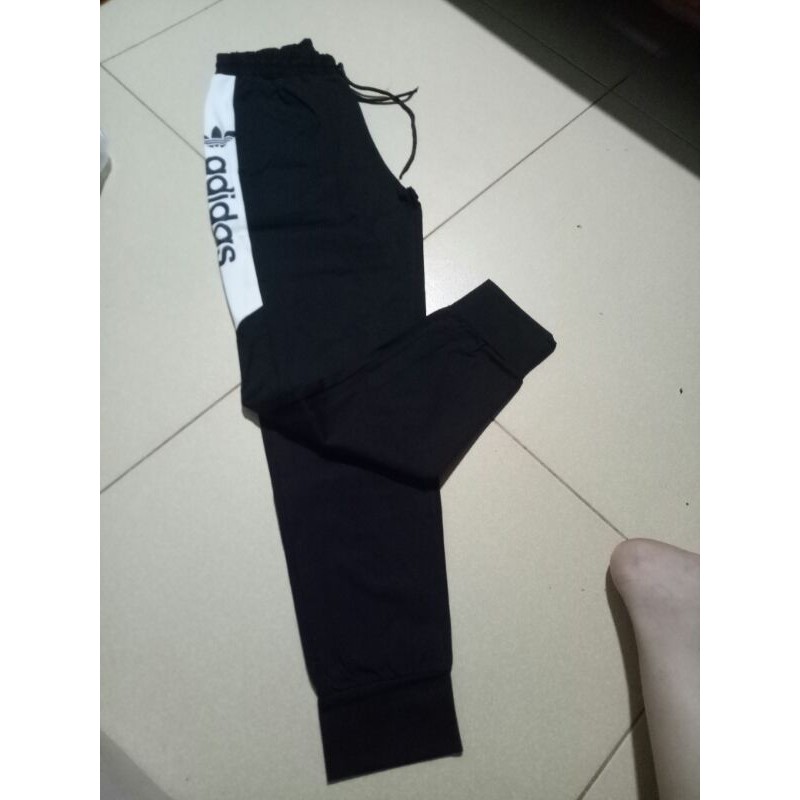 khách chọn live quần áo