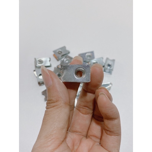 Pát kẹp 6li răng nhuyễn dài 2.4cm ngang 1.4cm màu trắng