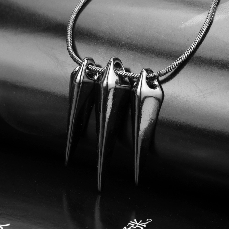 Vòng cổ mạ vàng đen phối mặt hoạ tiết nhân vật báo đen trong phim Marvel