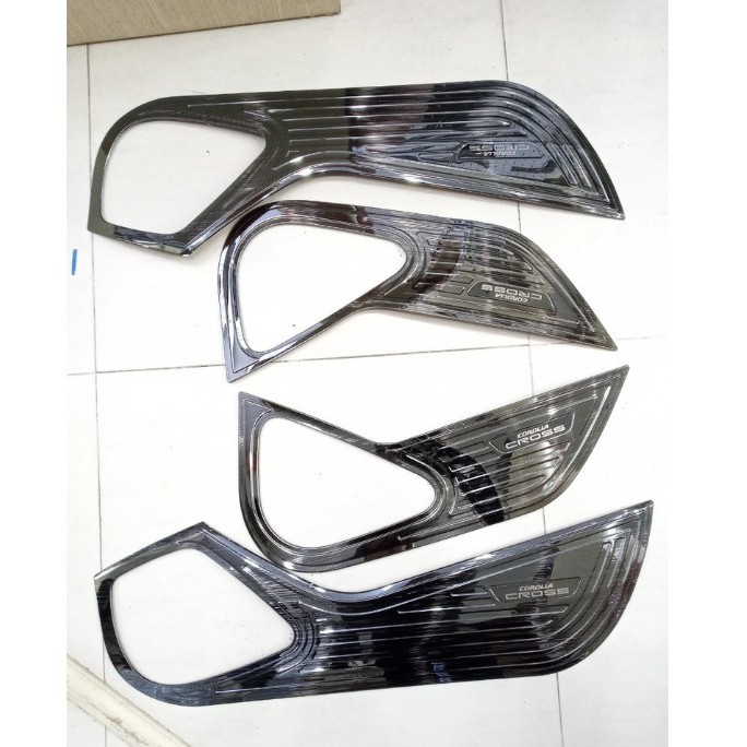 Ốp Tapli và màng loa cánh cửa xe Toyota CROSS 2019- 2020- 2021- 2022- 2023 Titan cao cấp