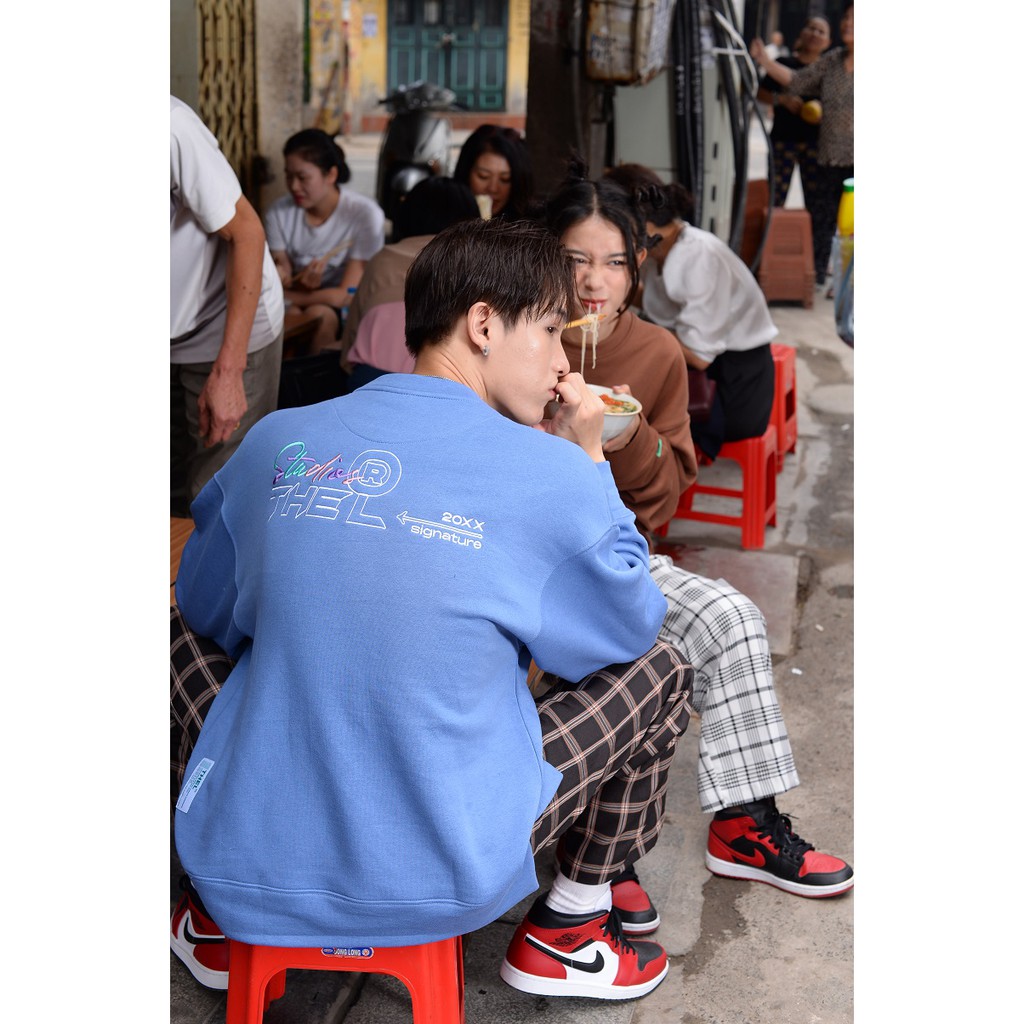 THELSTUDIOS - Áo Sweater thêu logo chạy màu (4 màu) | BigBuy360 - bigbuy360.vn