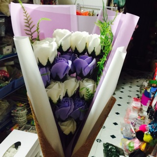 Bó hoa tím trắng hũ chai background