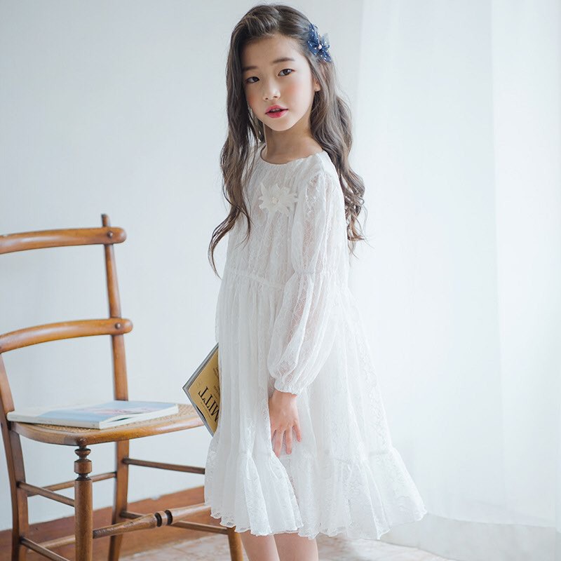 Đầm ren trắng bé gái, dáng suông, tay dài, cổ tròn, đầm dài dưới gối co giản tốt, kích thước size từ 16kg đến 52kg BG012