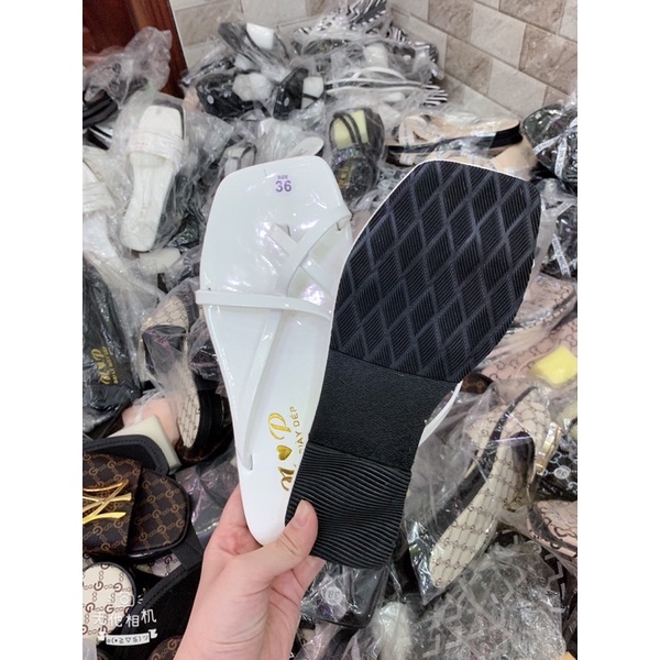dép dây chéo đầu vuông nền bóng bao bền đẹp. nắng mưa đều mang được. cam kết như hình. ( hình tự chụp )